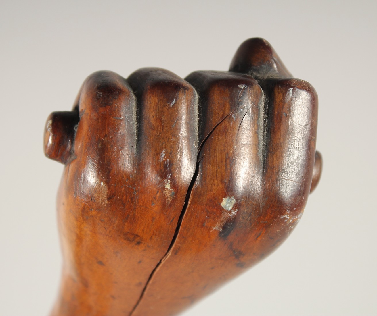 A FOLK ART WALKING STICK, 'Clenched Fist'. 36ins long. - Bild 2 aus 3