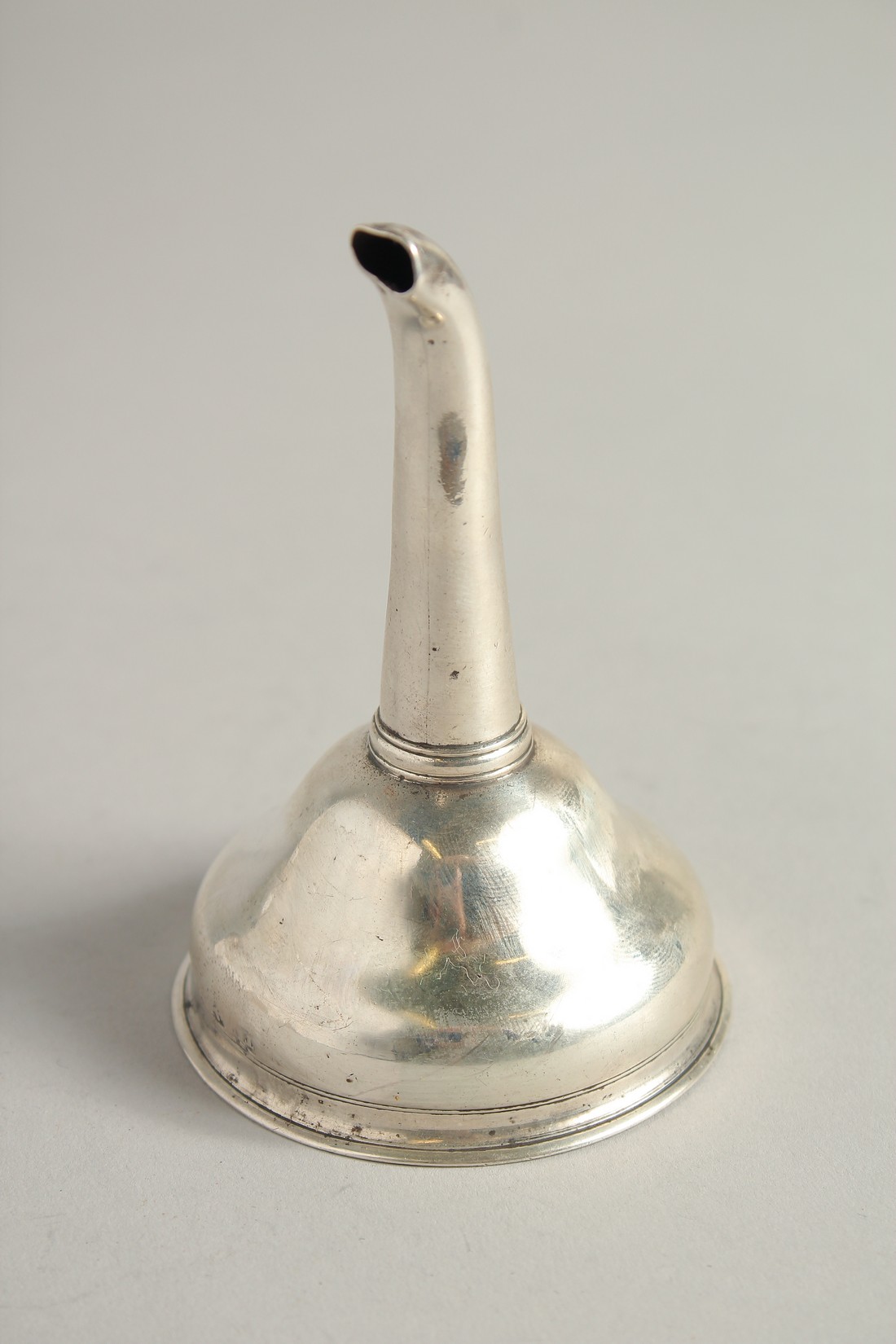 A GEORGE III SILVER WINE FUNNEL. London 1764. - Bild 2 aus 5