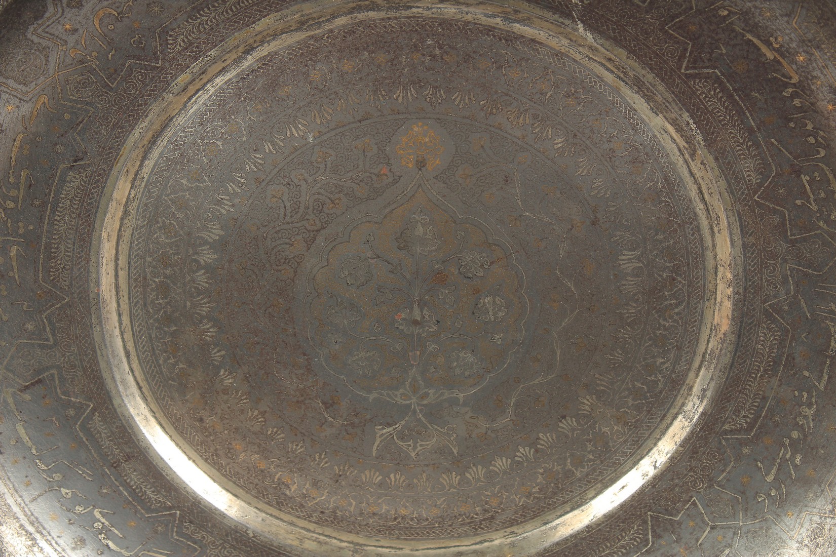 A VERY LARGE AND FINE 19TH CENTURY NORTH INDIAN SIALKOT KOFTGARI SILVER AND GOLD INLAID STEEL - Image 2 of 3