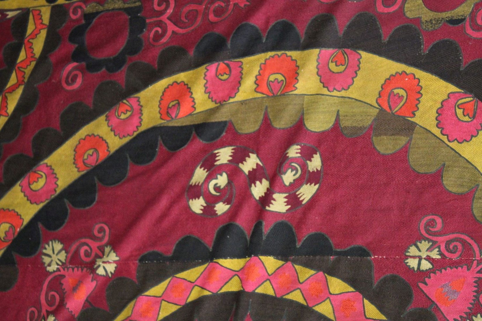 A VERY LARGE UZBEK SUZANI EMBROIDERED TEXTILE, embroidered with floral motifs. - Image 6 of 9