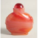 A CHINESE AGATE-TYPE SNUFF BOTTLE AND STOPPER, 7cm high.