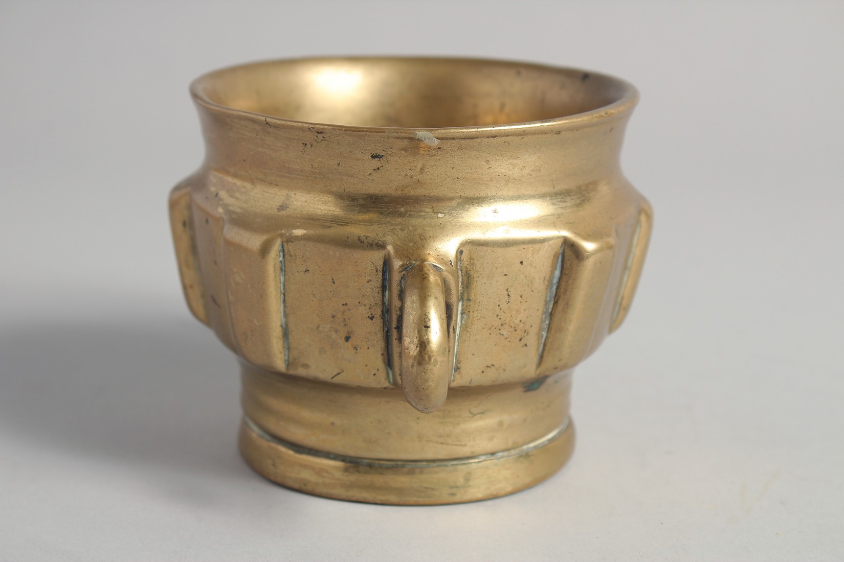 A 14TH/15TH CENTURY HISPANO MORESQUE BRASS MORTAR, with twin handles, 15cm wide (handle to handle). - Image 2 of 6