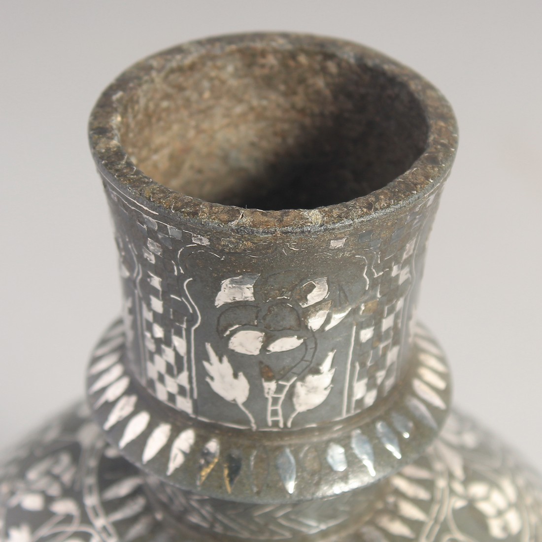 A LARGE 18TH CENTURY INDIAN BIDRI SILVER INLAID HUQQA BASE, with decorative floral panels. 20cm - Image 4 of 5
