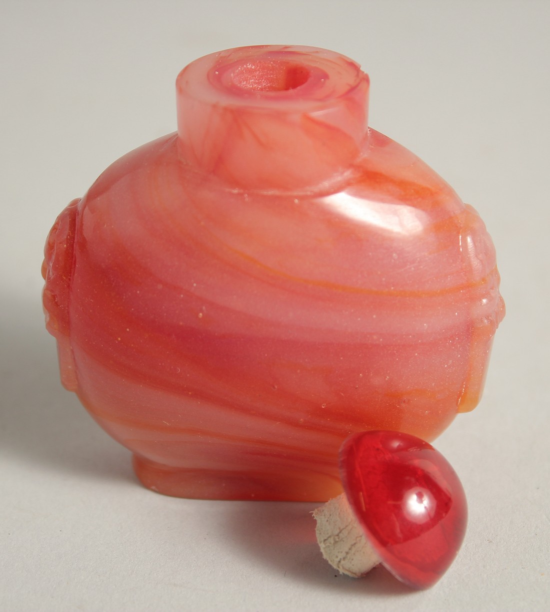 A CHINESE AGATE-TYPE SNUFF BOTTLE AND STOPPER, 7cm high. - Image 5 of 5