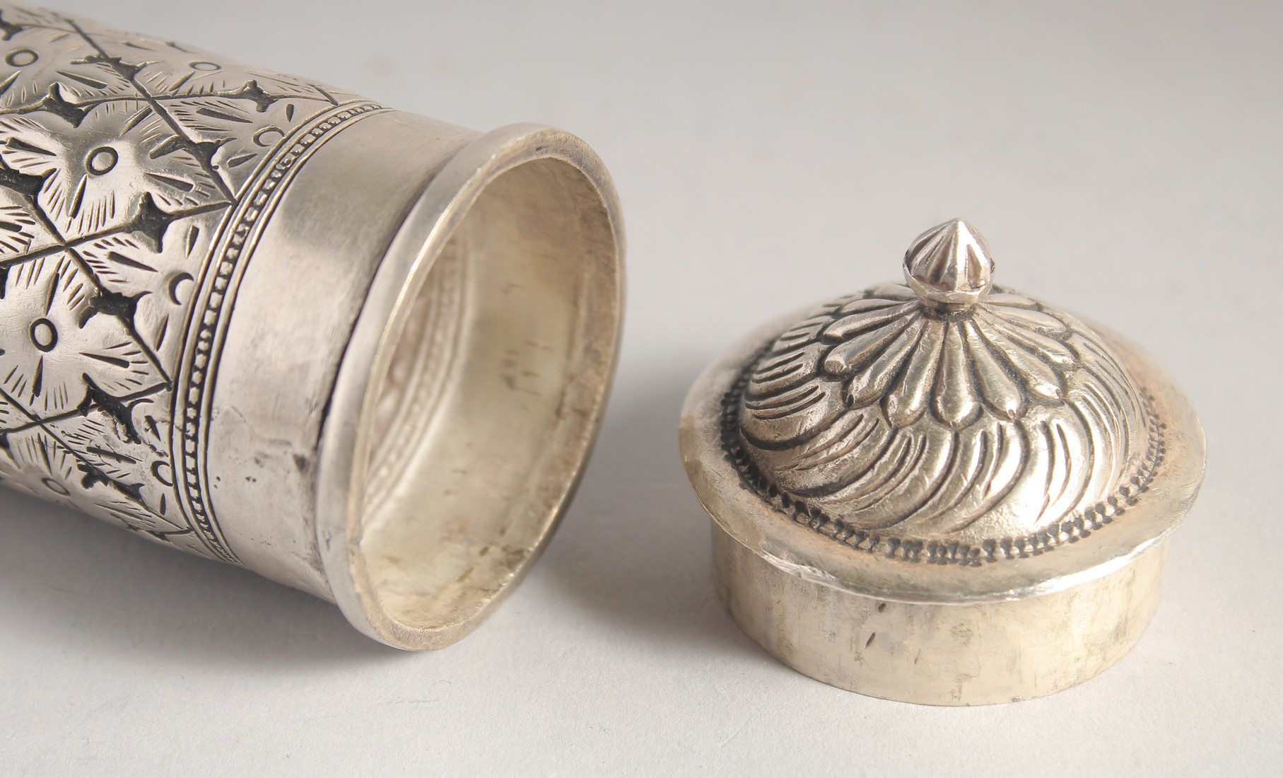 AN ISLAMIC WHITE METAL CYLINDRICAL QURAN / SCROLL CASE, with repousse stylised flower head - Image 5 of 6