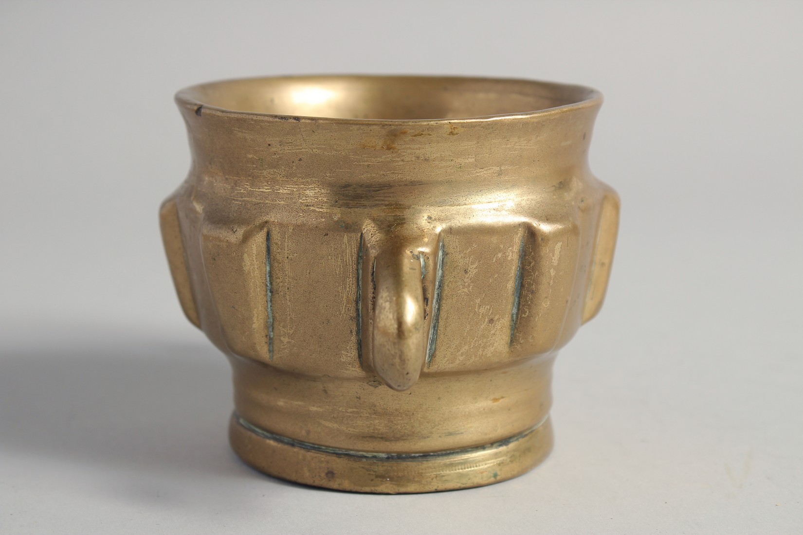 A 14TH/15TH CENTURY HISPANO MORESQUE BRASS MORTAR, with twin handles, 15cm wide (handle to handle). - Image 4 of 6