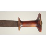 AN 18TH/19TH CENTURY MIDDLE EASTERN SHAMSHIR SWORD, with curving blade, disk pommel and rhino horn