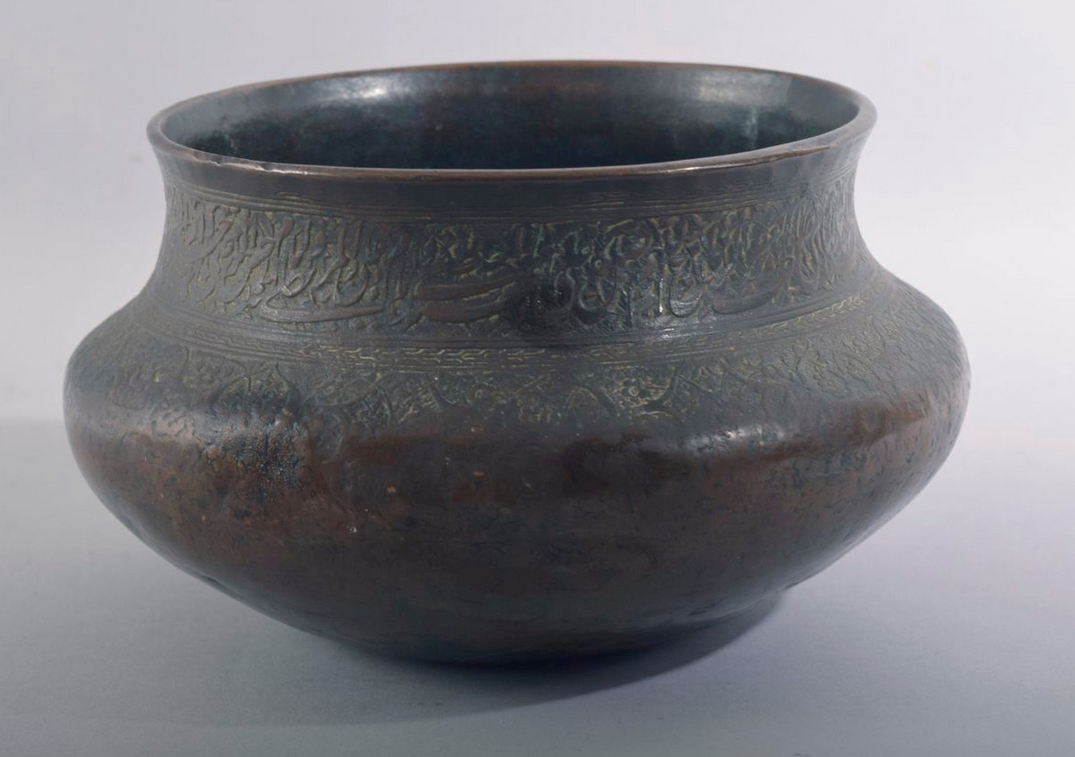 A GOOD ISLAMIC QAJAR ENGRAVED AND CHASED BRONZE BOWL, the rim engraved with a band of calligraphy - Image 3 of 6