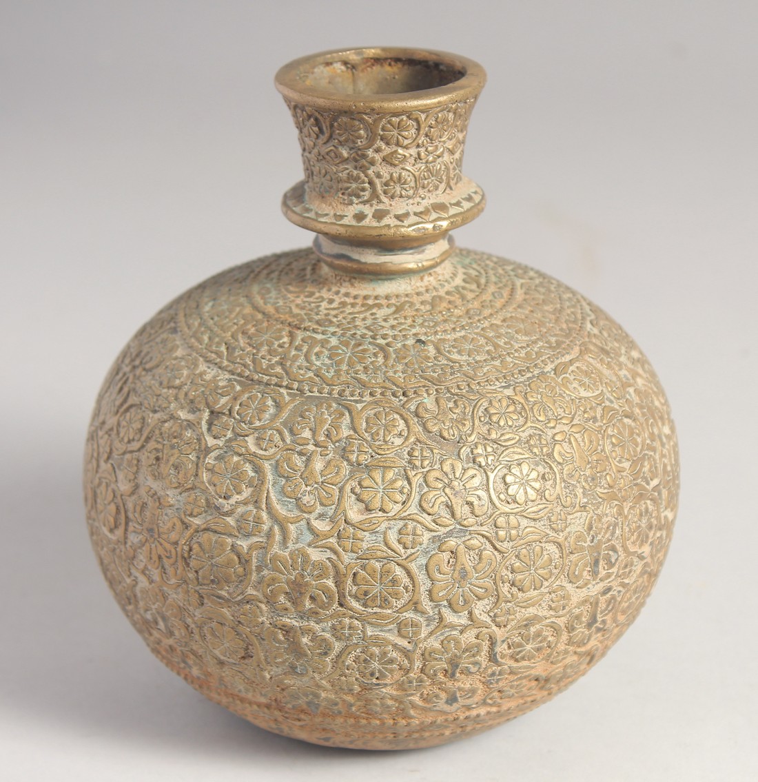 A FINE INDIAN BRASS BULBOUS HUQQA BASE, with floral motif decoration. 15cm high - Image 3 of 5