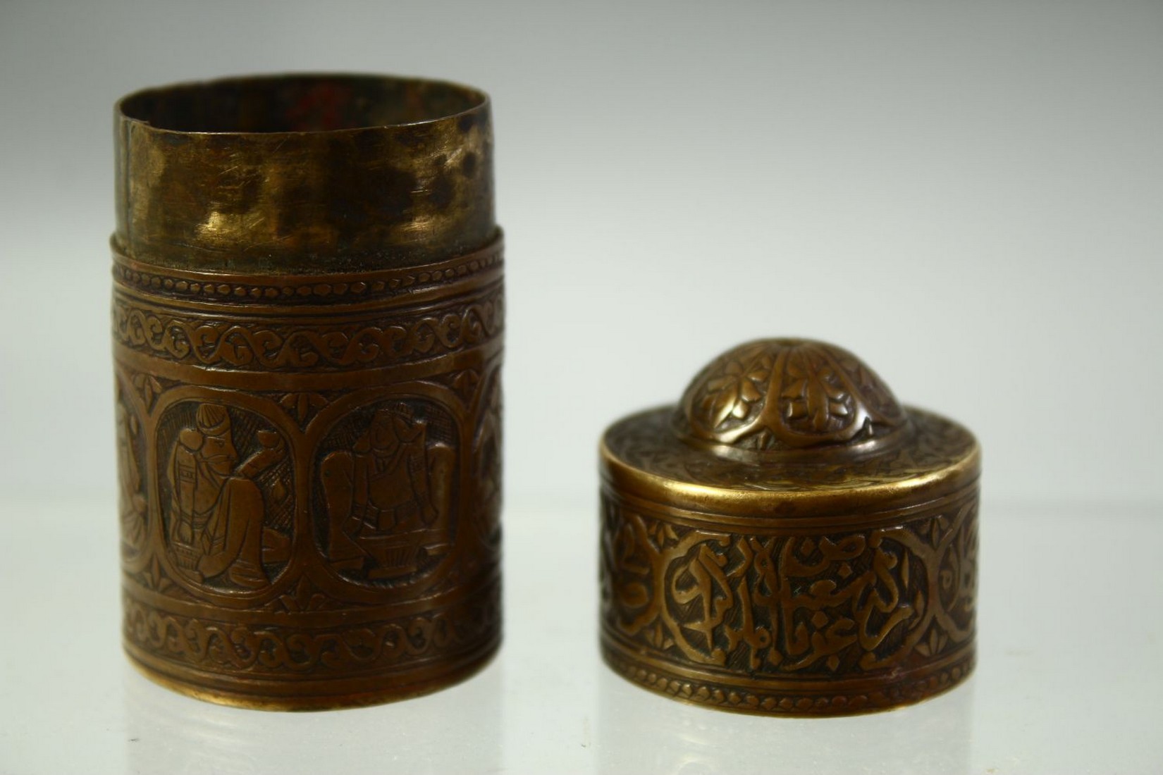 A SMALL FINE ISLAMIC BRASS CYLINDRICAL LIDDED VESSEL, engraved with panels of seated figures and - Image 4 of 5