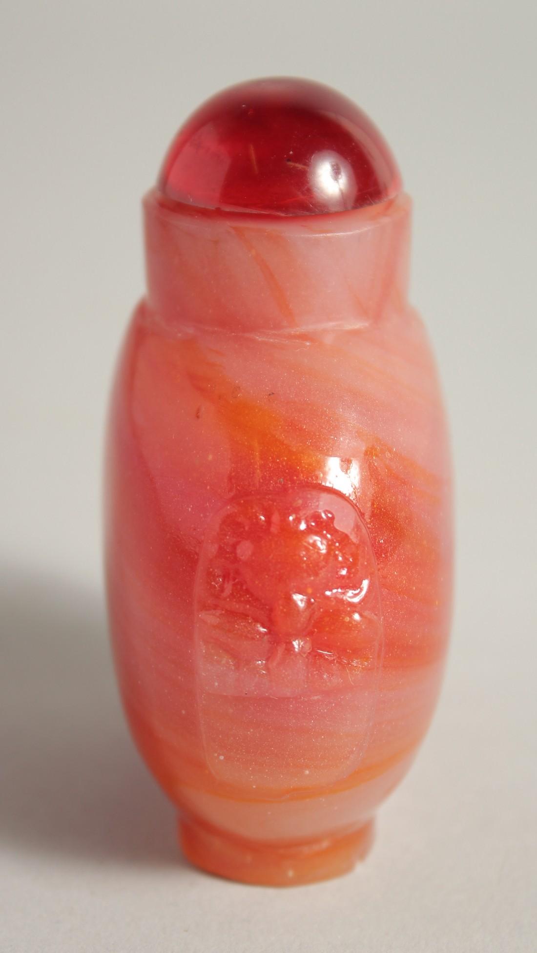 A CHINESE AGATE-TYPE SNUFF BOTTLE AND STOPPER, 7cm high. - Image 4 of 5