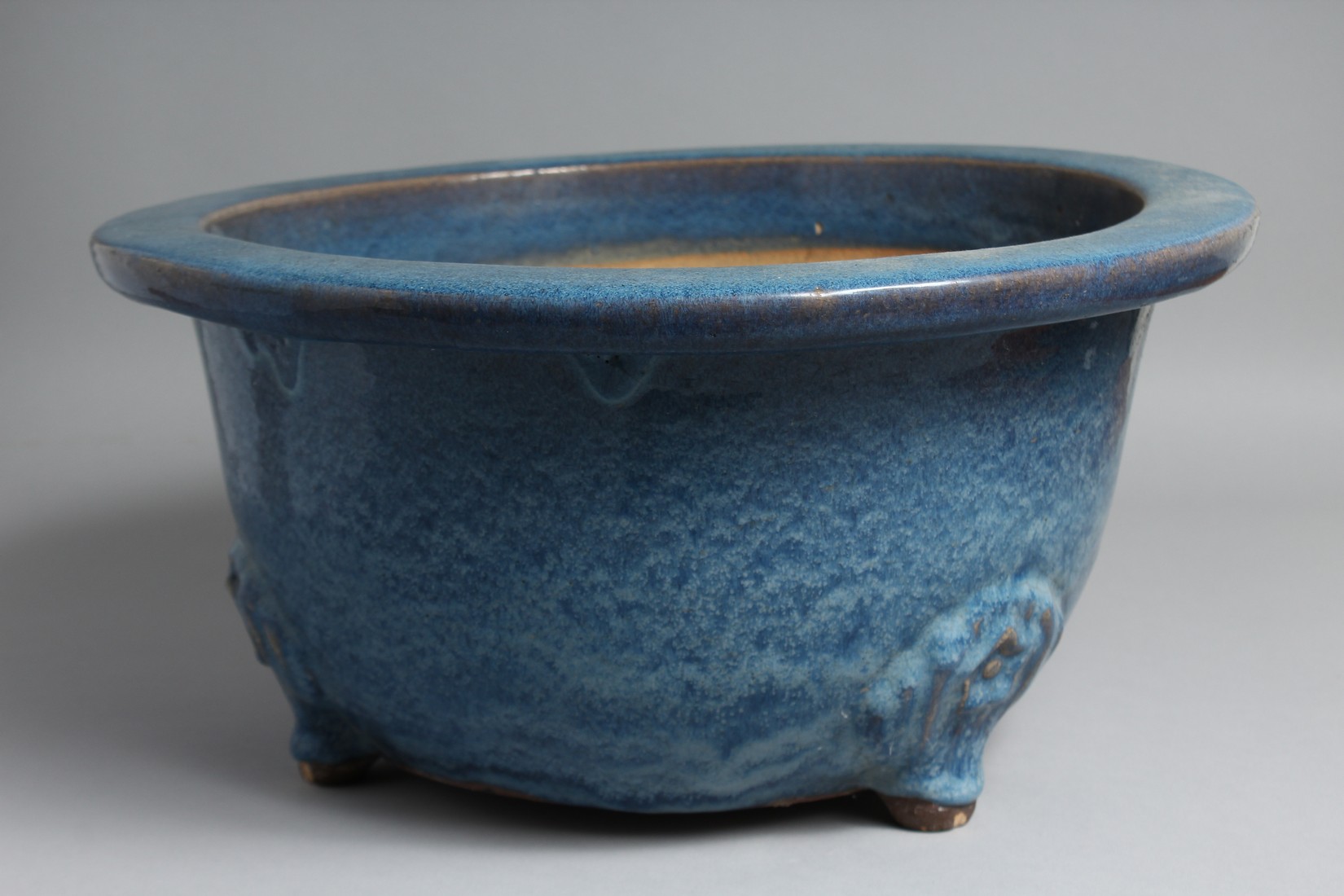 A LARGE CHINESE BLUE-GLAZED PLANTER, slightly raised on three moulded feet. 39.5cm diameter - Bild 2 aus 5