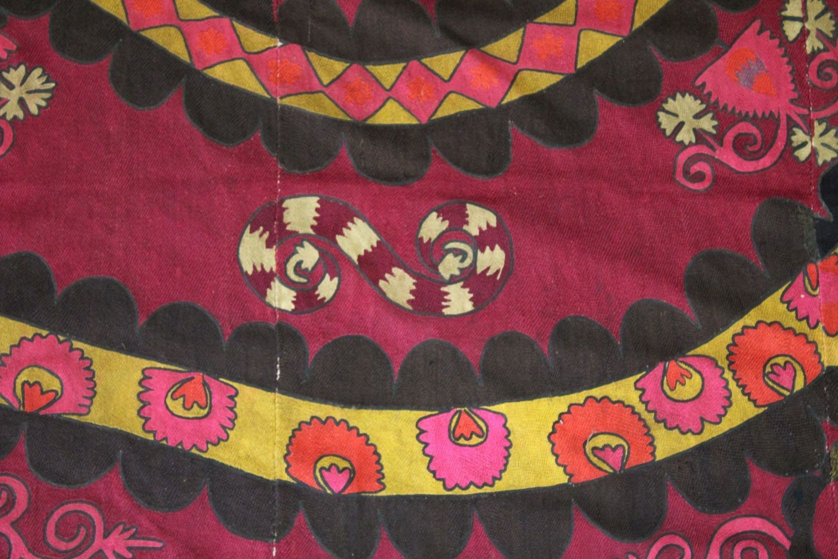 A VERY LARGE UZBEK SUZANI EMBROIDERED TEXTILE, embroidered with floral motifs. - Image 3 of 9