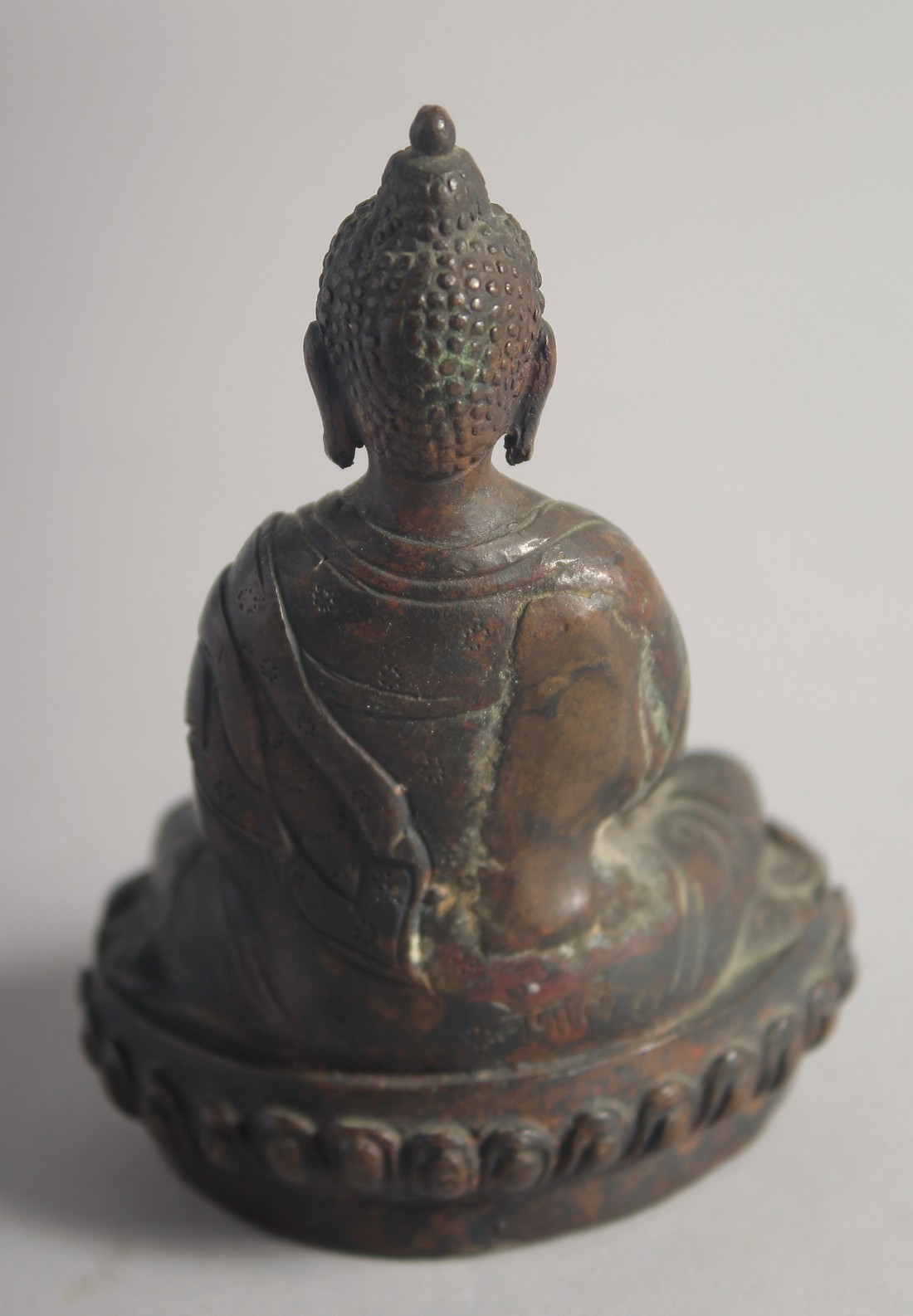 A FINE 18TH/19TH CENTURY INDIAN OR NEPALESE BRONZE BUDDHA, inscribed to the reverse. 10.5cm high - Image 2 of 3