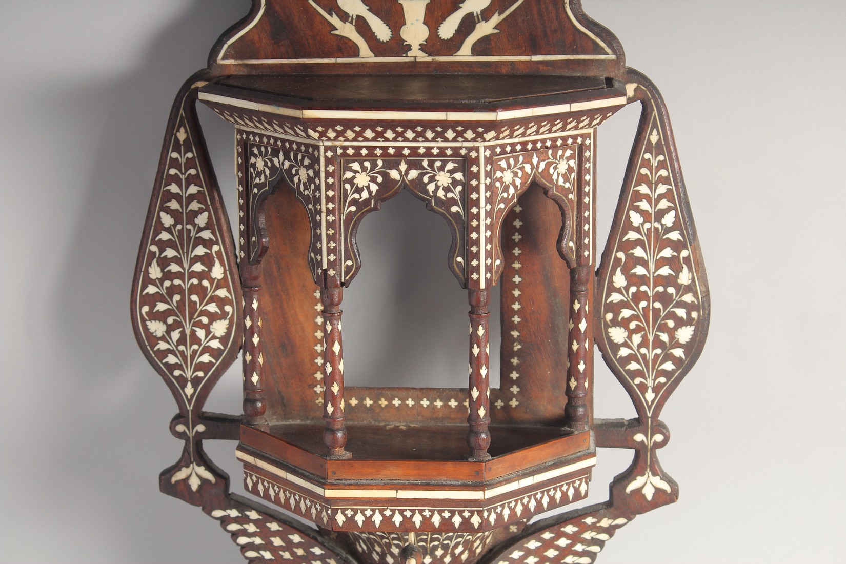 A VERY FINE 19TH CENTURY INDIAN HOSHIAPUR BONE INLAID WOODEN INLAID WALL BRACKET, the base formed as - Image 3 of 5