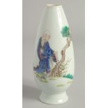 A SMALL CHINESE FAMILLE ROSE PORCELAIN VASE, painted with a sage holding a string of beads beside