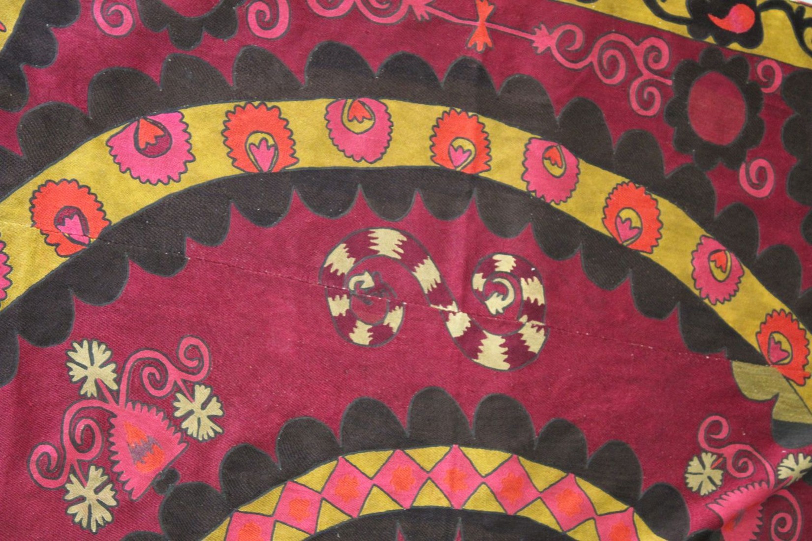 A VERY LARGE UZBEK SUZANI EMBROIDERED TEXTILE, embroidered with floral motifs. - Image 4 of 9
