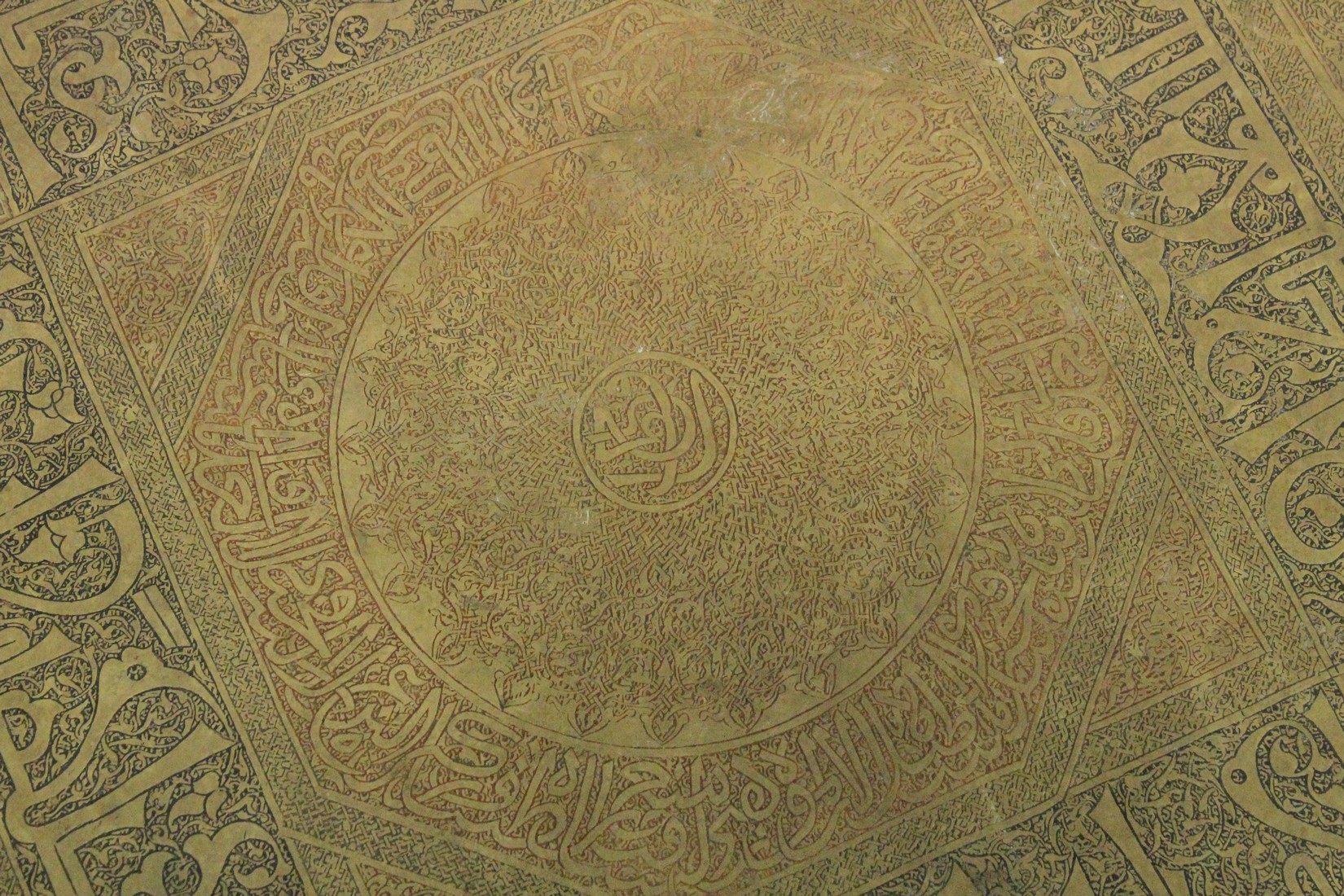 A FINE 19TH CENTURY MAMLUK REVIVAL BRASS TABLE, with folding wooden 'X' form legs, engraved with - Image 3 of 5