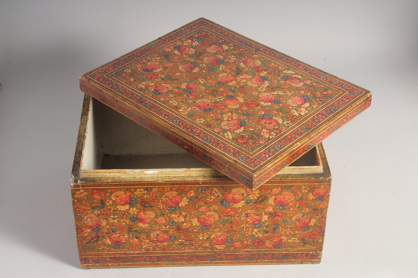 A VERY FINE MID-19TH CENTURY ANGLO-INDIAN KASHMIRI PAINTED, GILDED, AND LACQUERED BOX, depicting - Image 4 of 5