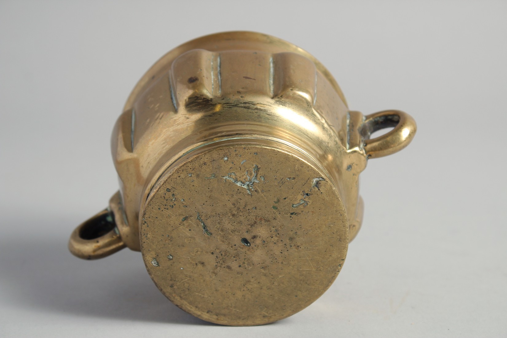 A 14TH/15TH CENTURY HISPANO MORESQUE BRASS MORTAR, with twin handles, 15cm wide (handle to handle). - Image 6 of 6