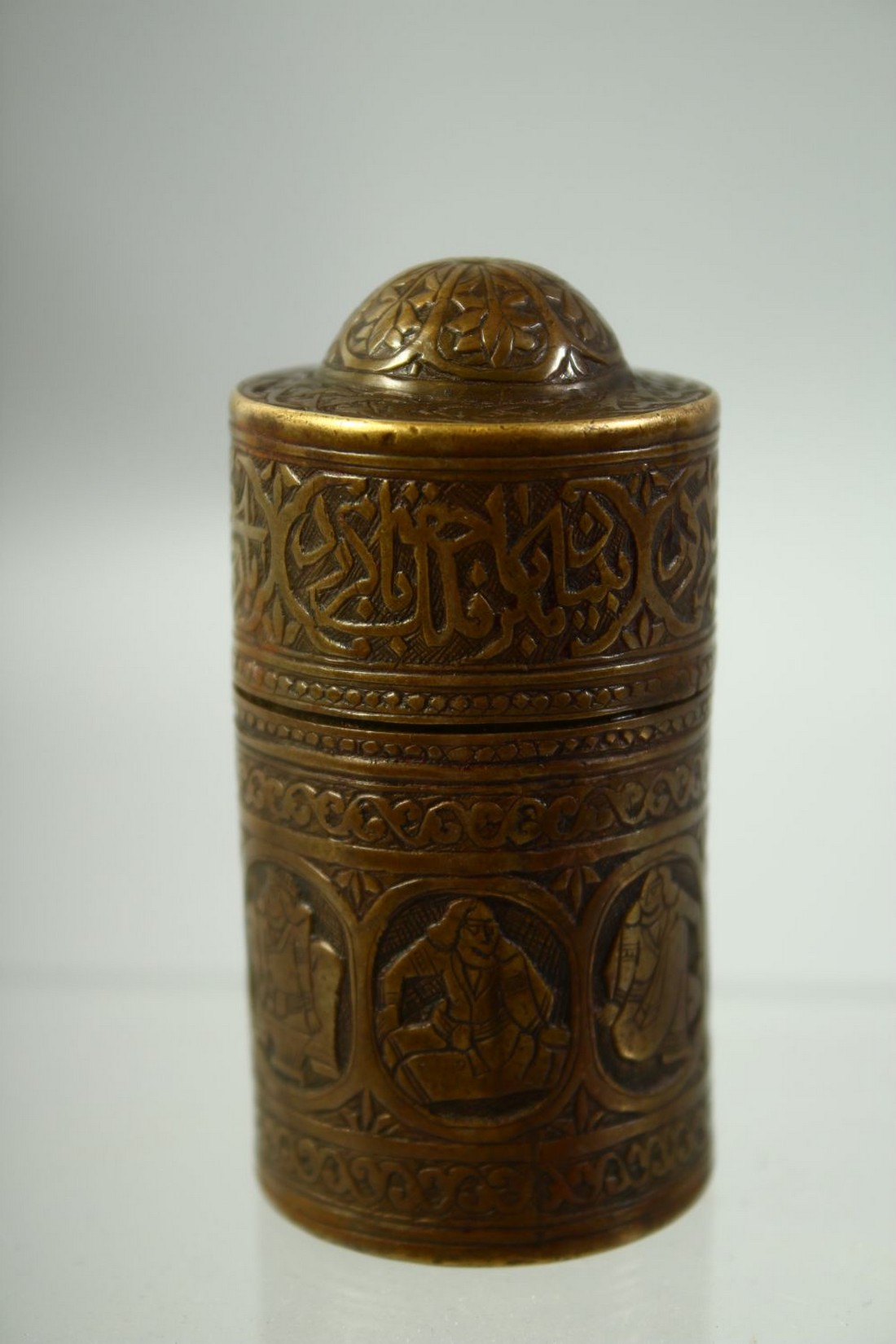 A SMALL FINE ISLAMIC BRASS CYLINDRICAL LIDDED VESSEL, engraved with panels of seated figures and - Image 2 of 5