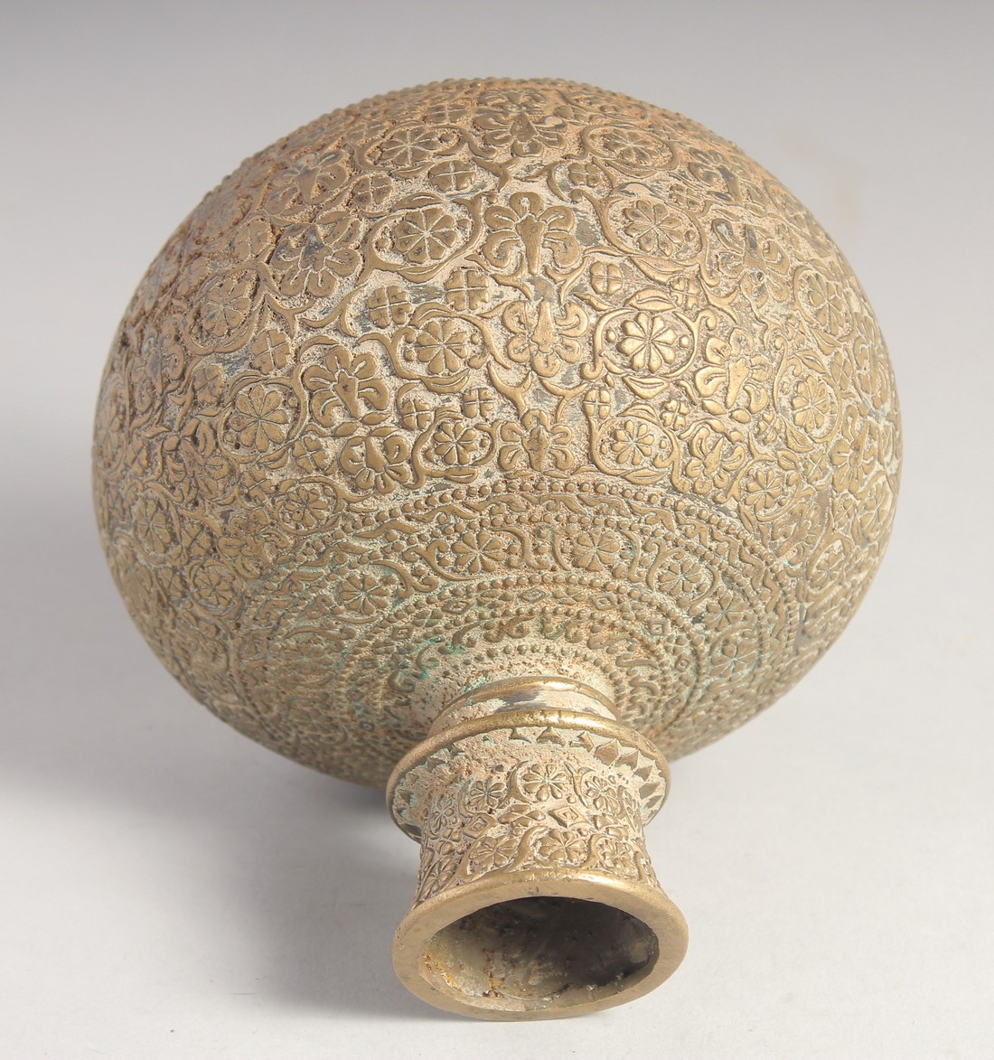 A FINE INDIAN BRASS BULBOUS HUQQA BASE, with floral motif decoration. 15cm high - Image 4 of 5