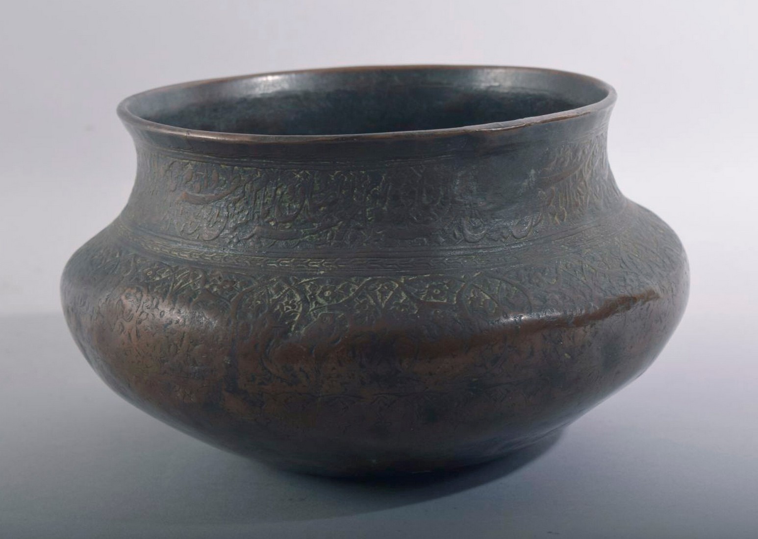 A GOOD ISLAMIC QAJAR ENGRAVED AND CHASED BRONZE BOWL, the rim engraved with a band of calligraphy - Image 4 of 6