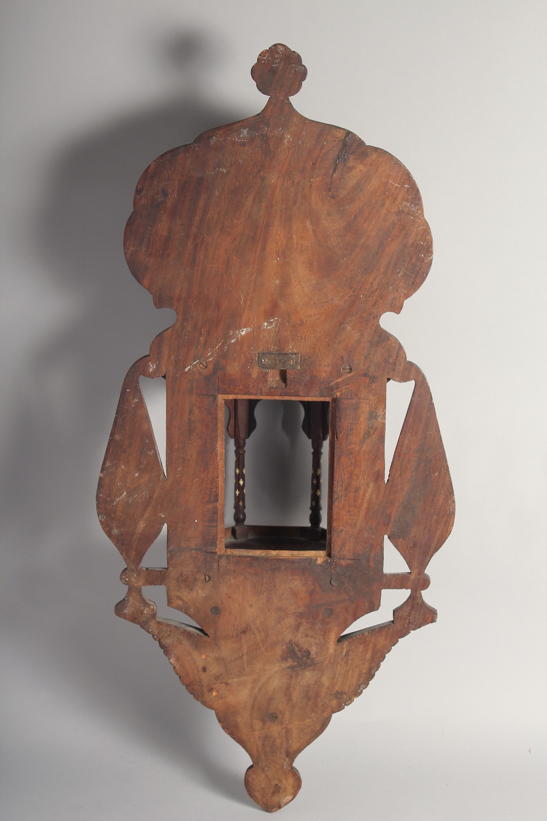 A VERY FINE 19TH CENTURY INDIAN HOSHIAPUR BONE INLAID WOODEN INLAID WALL BRACKET, the base formed as - Image 5 of 5