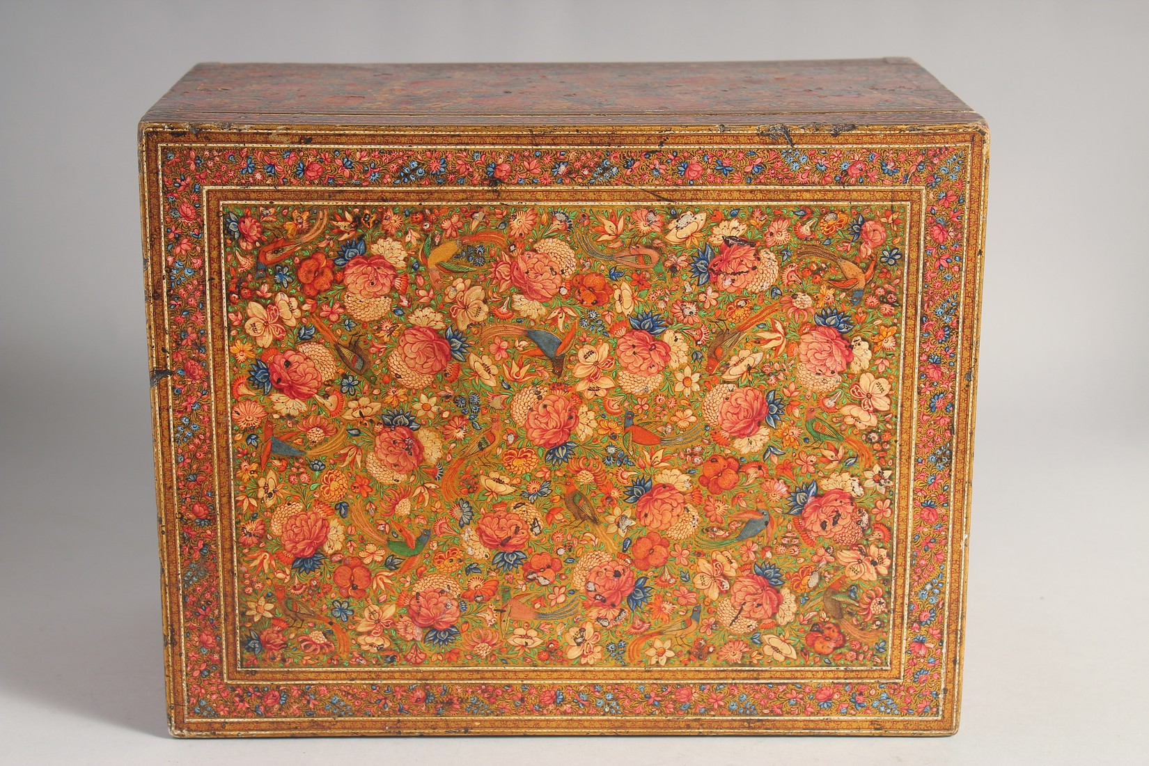 A VERY FINE MID-19TH CENTURY ANGLO-INDIAN KASHMIRI PAINTED, GILDED, AND LACQUERED BOX, depicting - Image 3 of 5