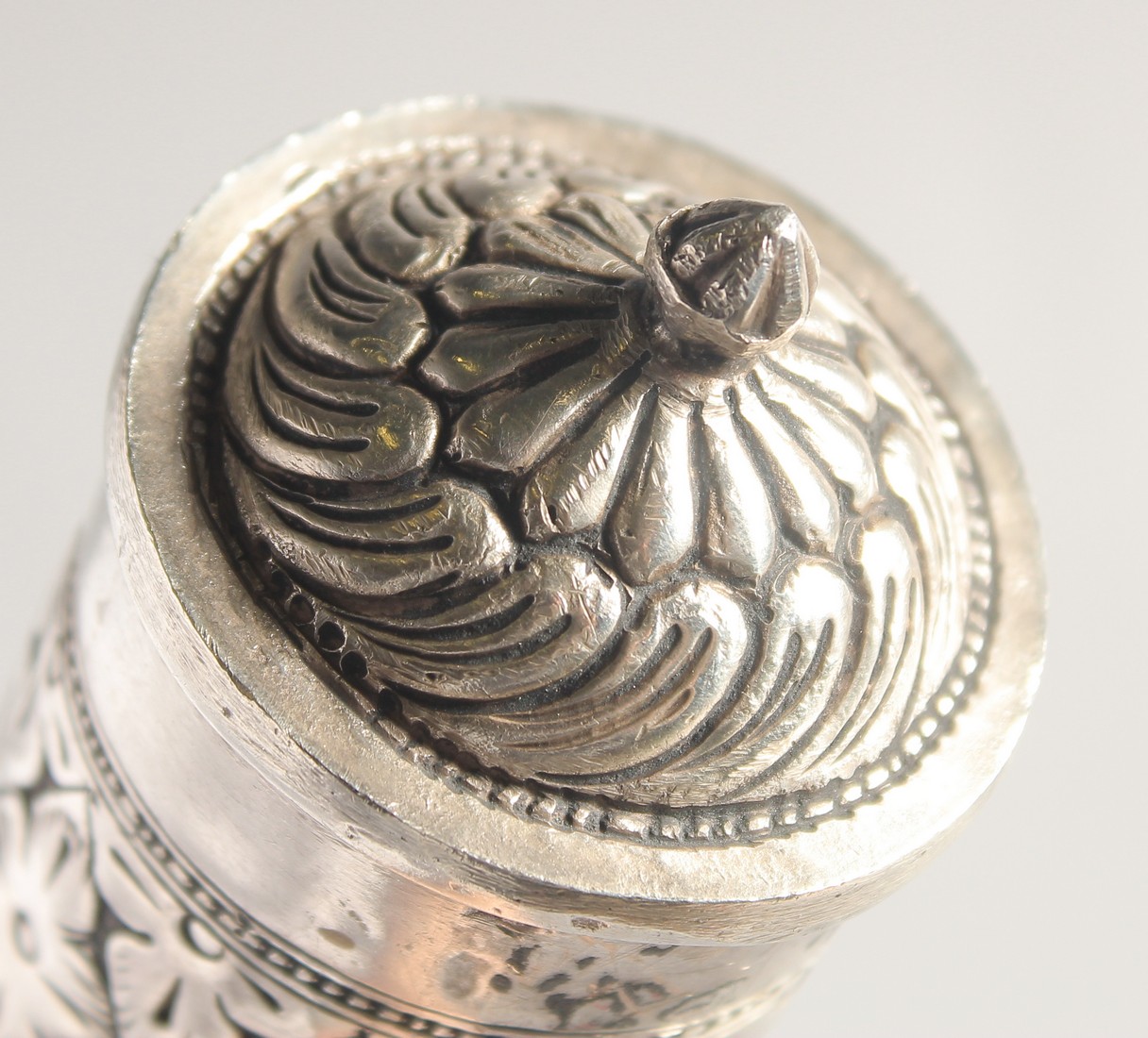 AN ISLAMIC WHITE METAL CYLINDRICAL QURAN / SCROLL CASE, with repousse stylised flower head - Image 6 of 6