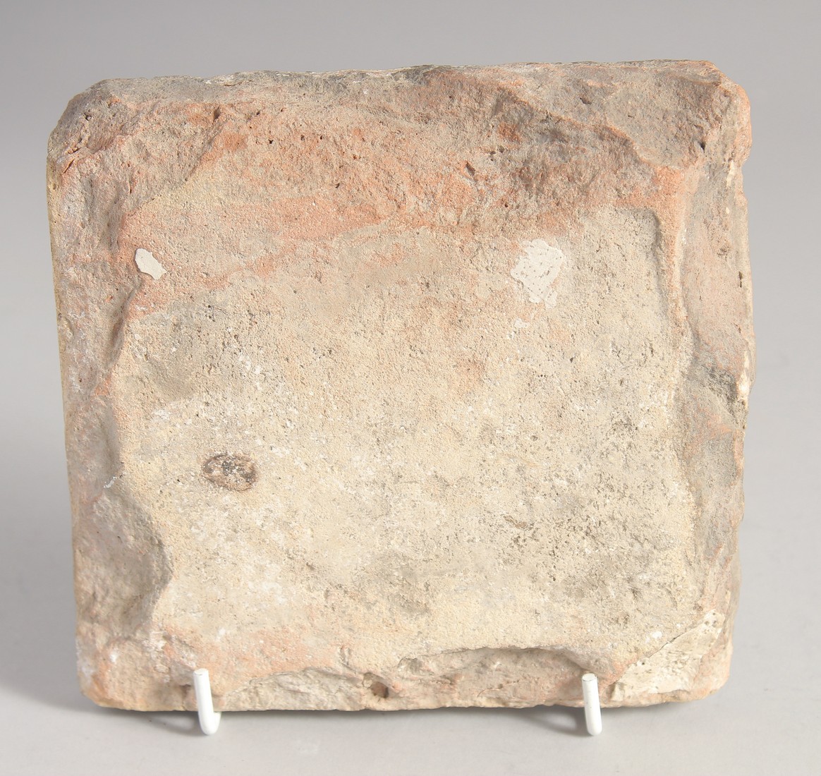 AN 18TH CENTURY NORTH AFRICAN TUNISIAN GLAZED POTTERY TILE, painted with floral motif. 15cm square - Image 2 of 2