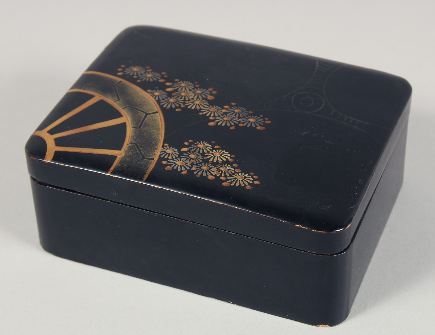 A JAPANESE LACQUERED WOOD BOX AND COVER with gilt decoration to the lid. 13.5cm x 10cm