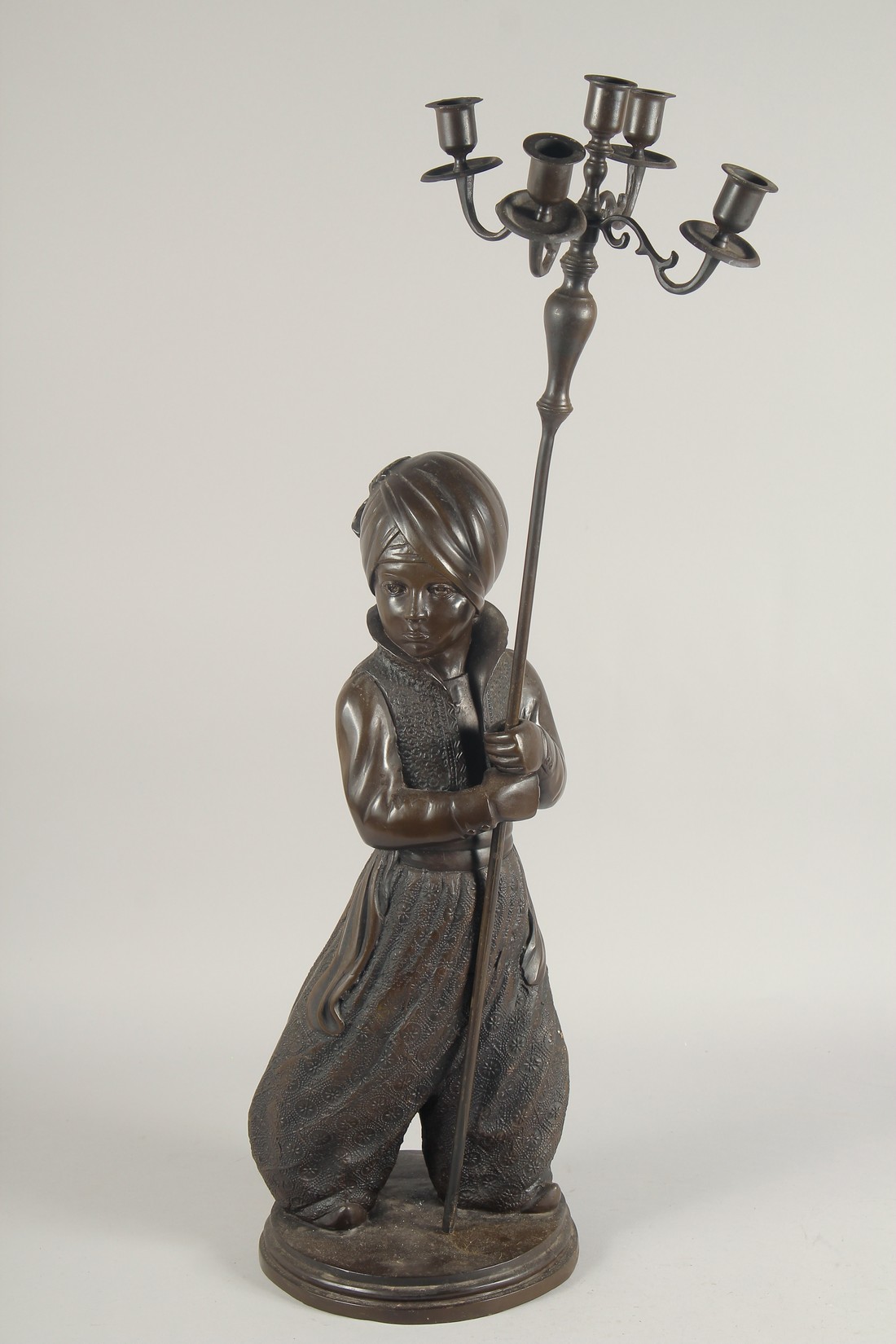 A LARGE PAIR OF FIGURAL BRONZE CANDELABRA, each with a standing Nubian figure holding a staff with - Bild 5 aus 7