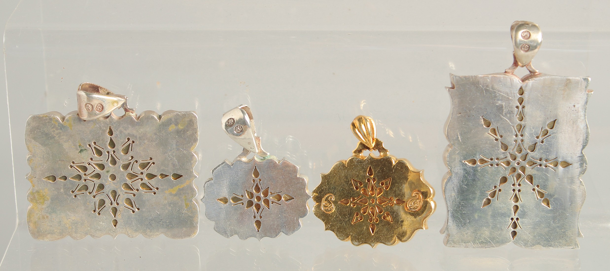 FOUR ISLAMIC PENDANTS; INCLUDING TWO SEALS, carved in various stones, (4). - Image 2 of 5