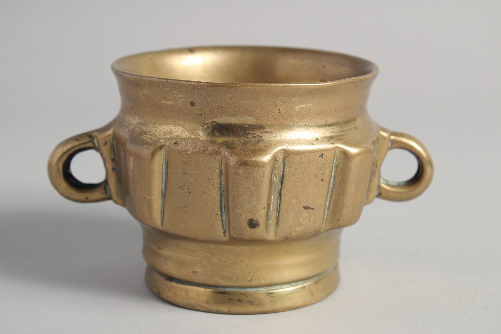 A 14TH/15TH CENTURY HISPANO MORESQUE BRASS MORTAR, with twin handles, 15cm wide (handle to handle). - Image 3 of 6