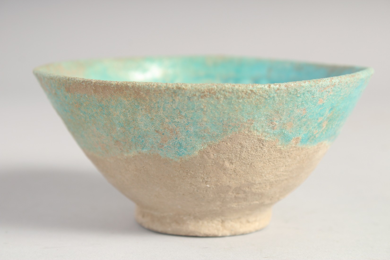 A FINE 13TH CENTURY PERSIAN SELJUK KASHAN TURQUOISE GLAZED POTTERY BOWL. 12cm diameter - Image 3 of 5