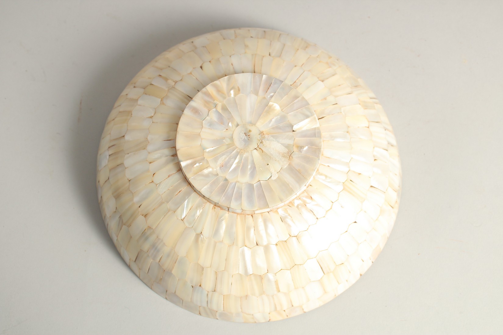 A LARGE MOTHER OF PEARL BOWL, 26cm diameter. - Image 3 of 3
