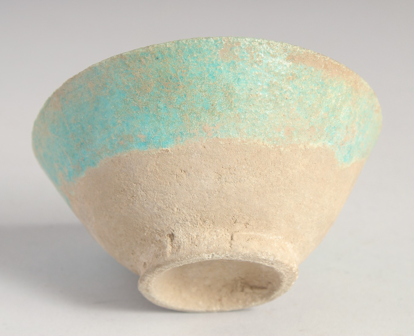 A FINE 13TH CENTURY PERSIAN SELJUK KASHAN TURQUOISE GLAZED POTTERY BOWL. 12cm diameter - Image 5 of 5