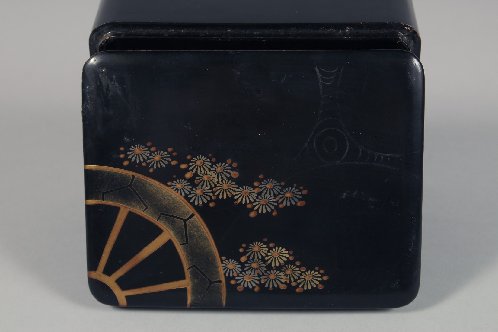 A JAPANESE LACQUERED WOOD BOX AND COVER with gilt decoration to the lid. 13.5cm x 10cm - Image 2 of 4