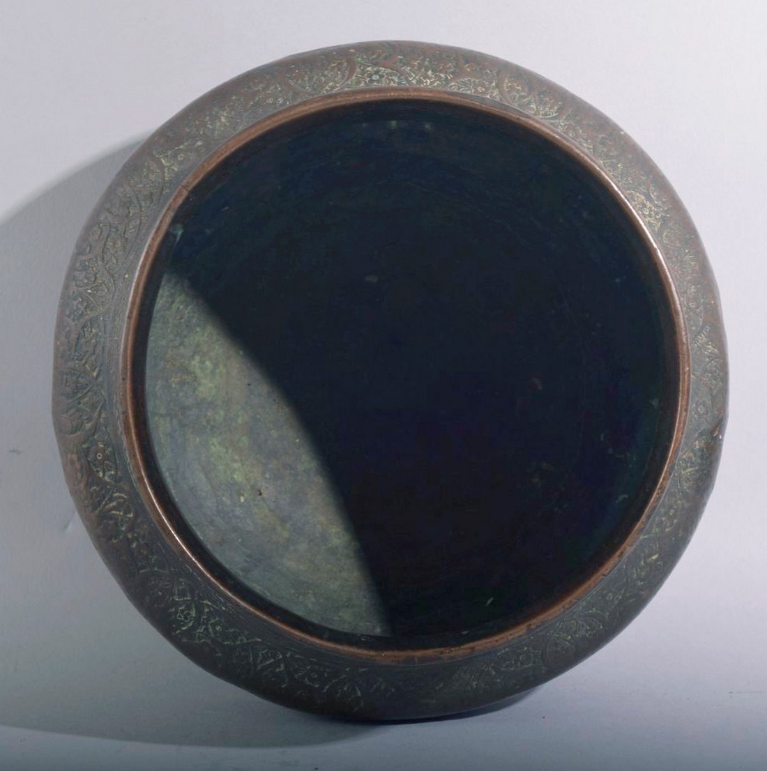 A GOOD ISLAMIC QAJAR ENGRAVED AND CHASED BRONZE BOWL, the rim engraved with a band of calligraphy - Image 5 of 6