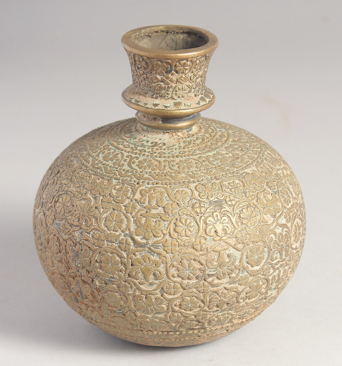 A FINE INDIAN BRASS BULBOUS HUQQA BASE, with floral motif decoration. 15cm high - Image 2 of 5