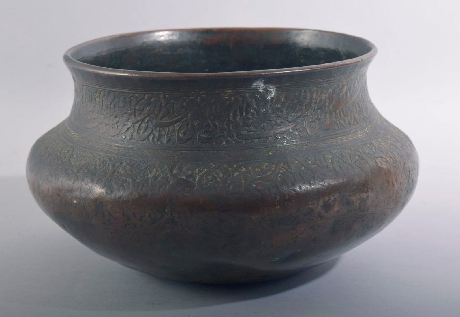 A GOOD ISLAMIC QAJAR ENGRAVED AND CHASED BRONZE BOWL, the rim engraved with a band of calligraphy - Image 2 of 6