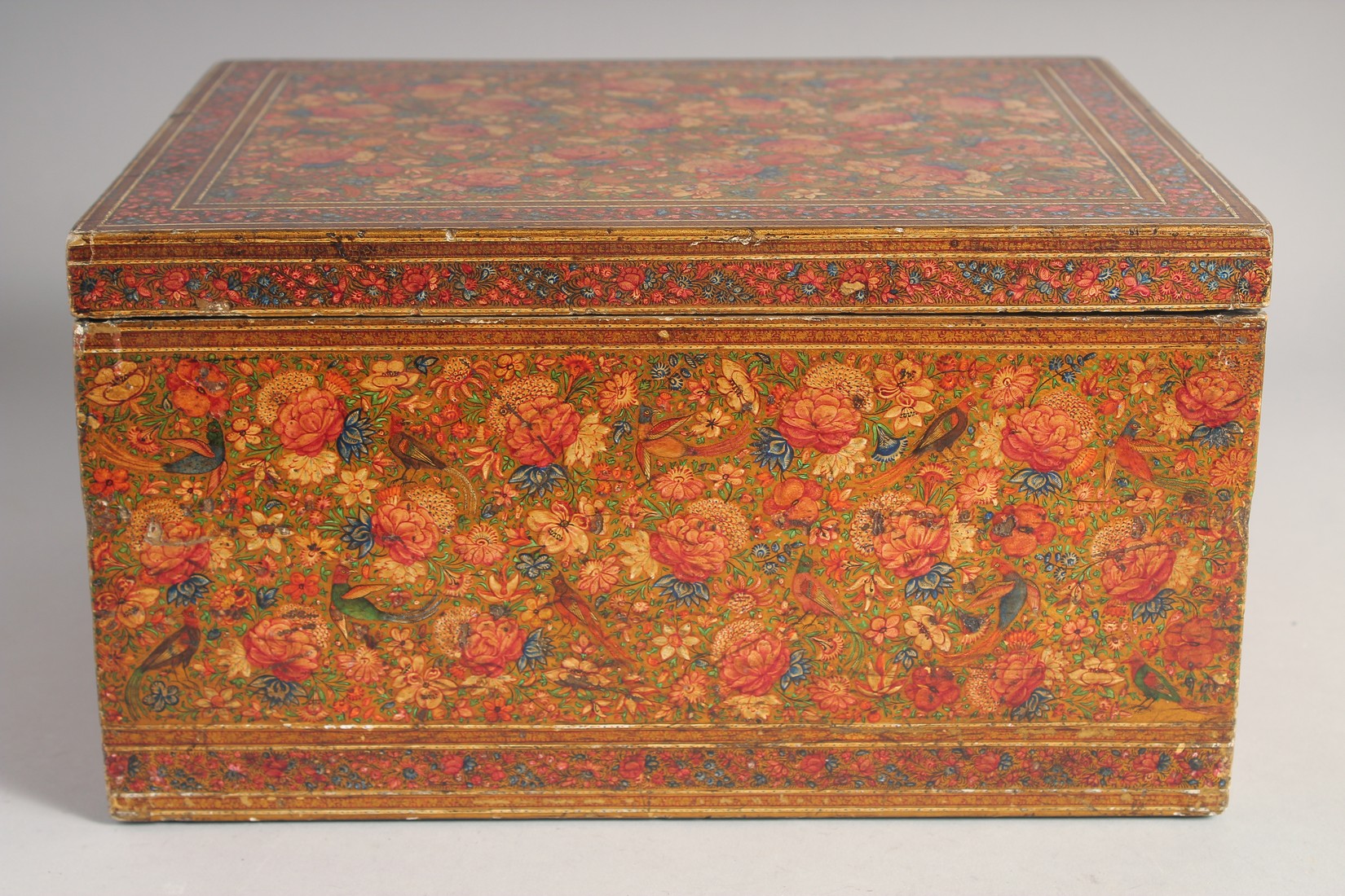 A VERY FINE MID-19TH CENTURY ANGLO-INDIAN KASHMIRI PAINTED, GILDED, AND LACQUERED BOX, depicting - Image 2 of 5