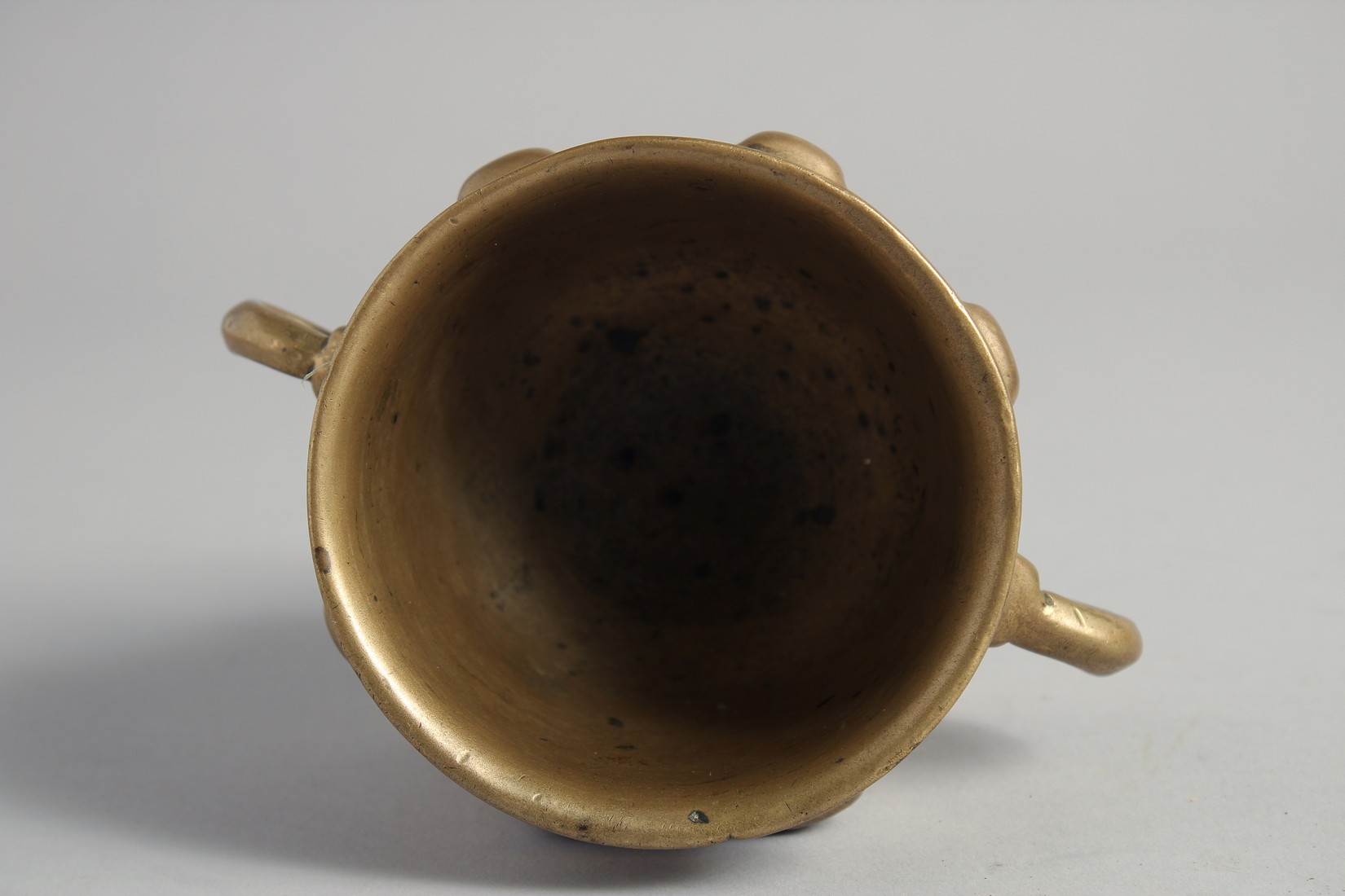 A 14TH/15TH CENTURY HISPANO MORESQUE BRASS MORTAR, with twin handles, 15cm wide (handle to handle). - Image 5 of 6