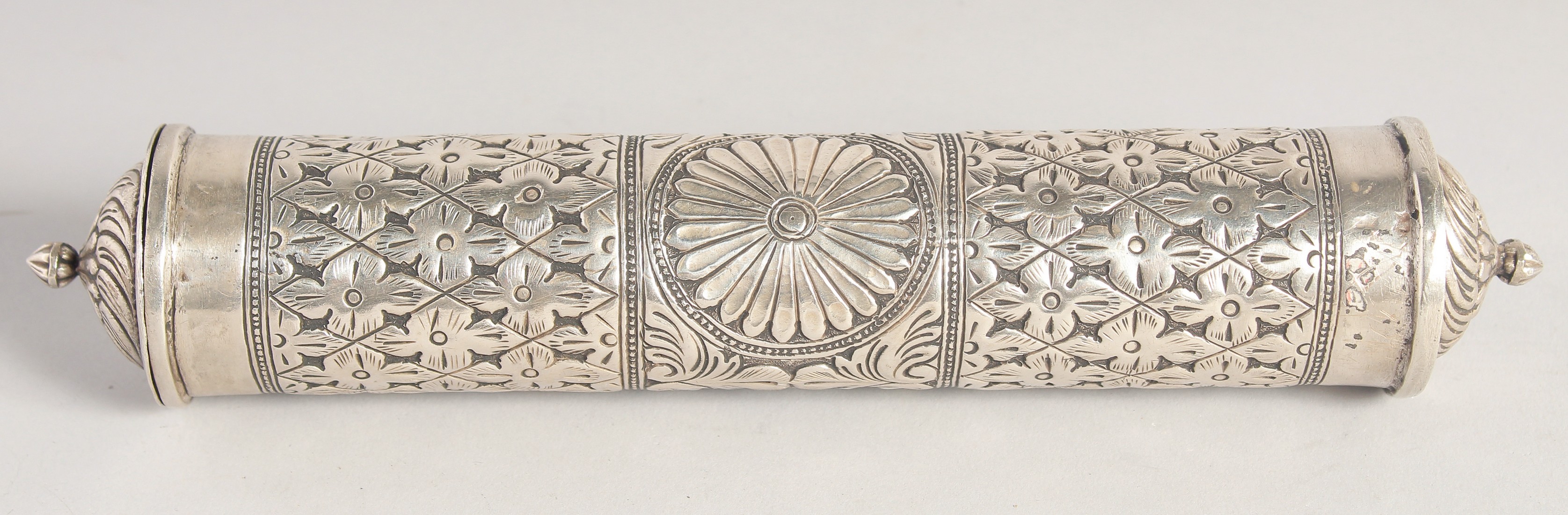 AN ISLAMIC WHITE METAL CYLINDRICAL QURAN / SCROLL CASE, with repousse stylised flower head - Image 3 of 6