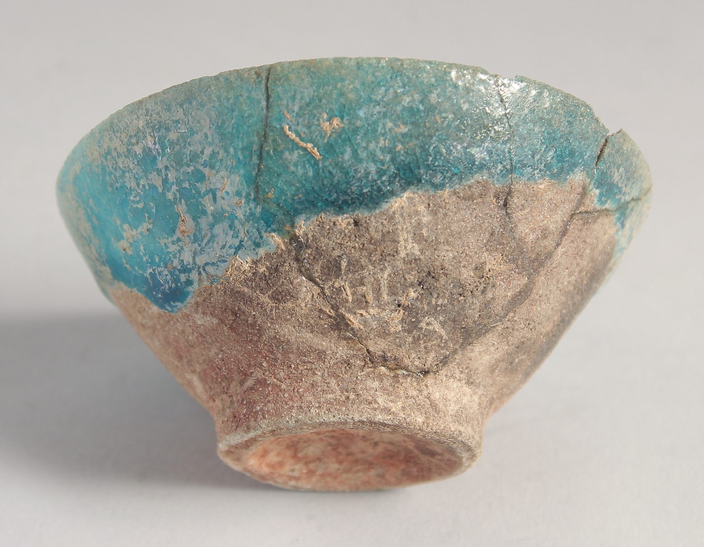 A PAIR OF TWELFTH CENTURY IRAN KASHAN GLAZED TURQUOISE POTTERY BOWLS. Both 8.5cm diameter - Image 3 of 5
