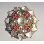 A LARGE 18TH/19TH CENTURY MUGHAL INDIAN GLASS INSET SILVER LADIES' HAIR ORNAMENT, 5cm