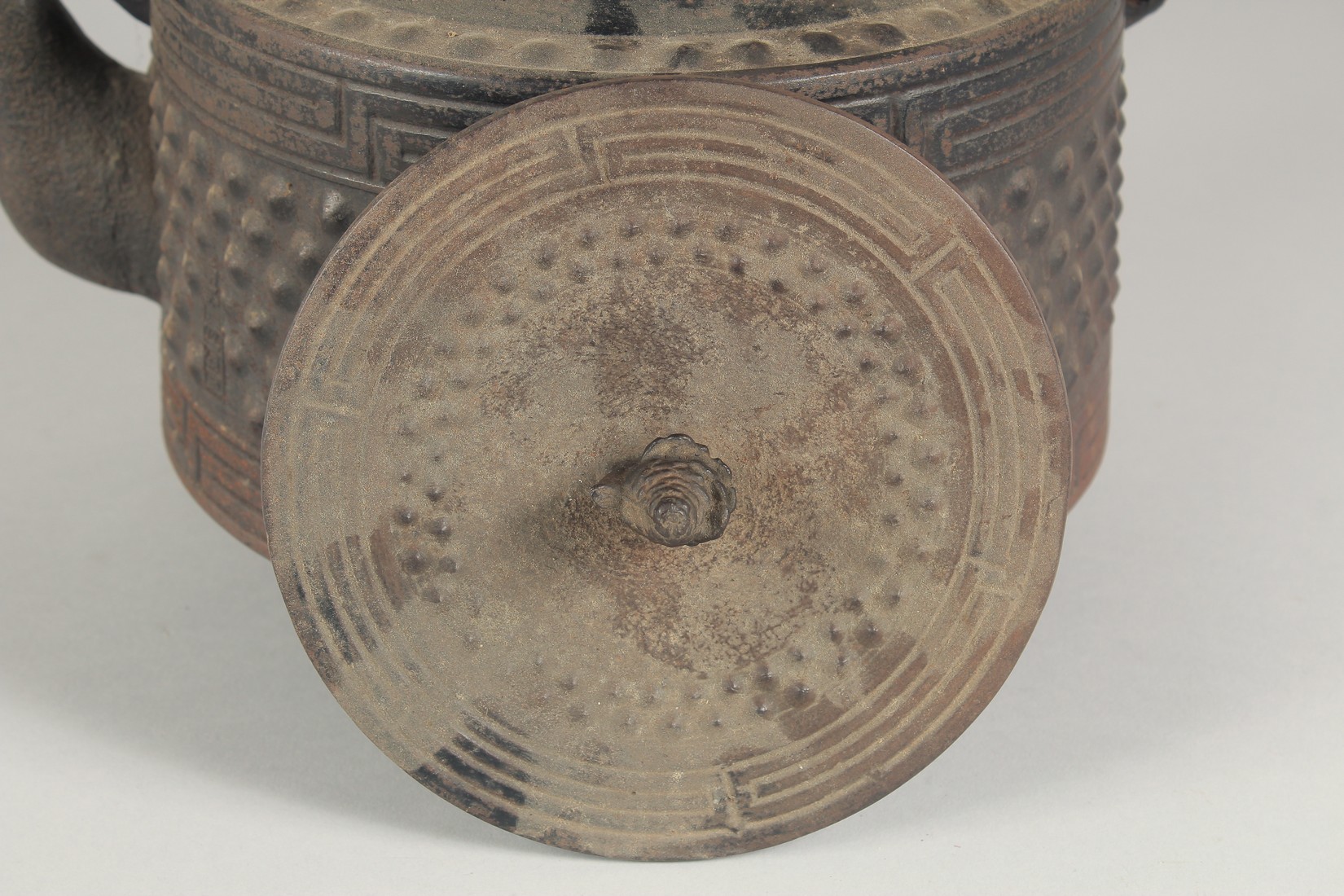 A LARGE 19TH CENTURY JAPANESE CAST IRON TETSUBIN / KETTLE, designed with bands of raised bosses, - Image 5 of 6