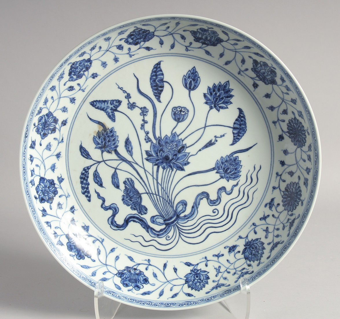 A LARGE CHINESE BLUE AND WHITE PORCELAIN CHARGER decorated with central floral spray, further