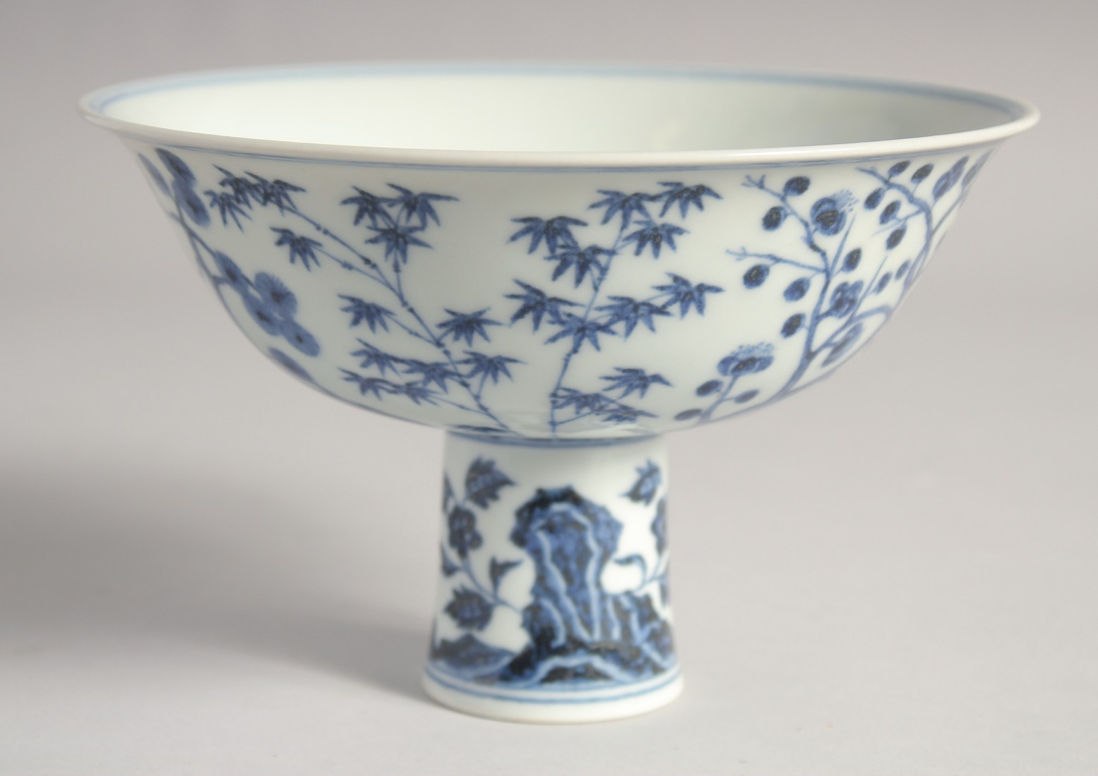 A CHINESE BLUE AND WHITE PORCELAIN PEDESTAL BOWL, the interior with six-character mark, 17cm - Image 5 of 6